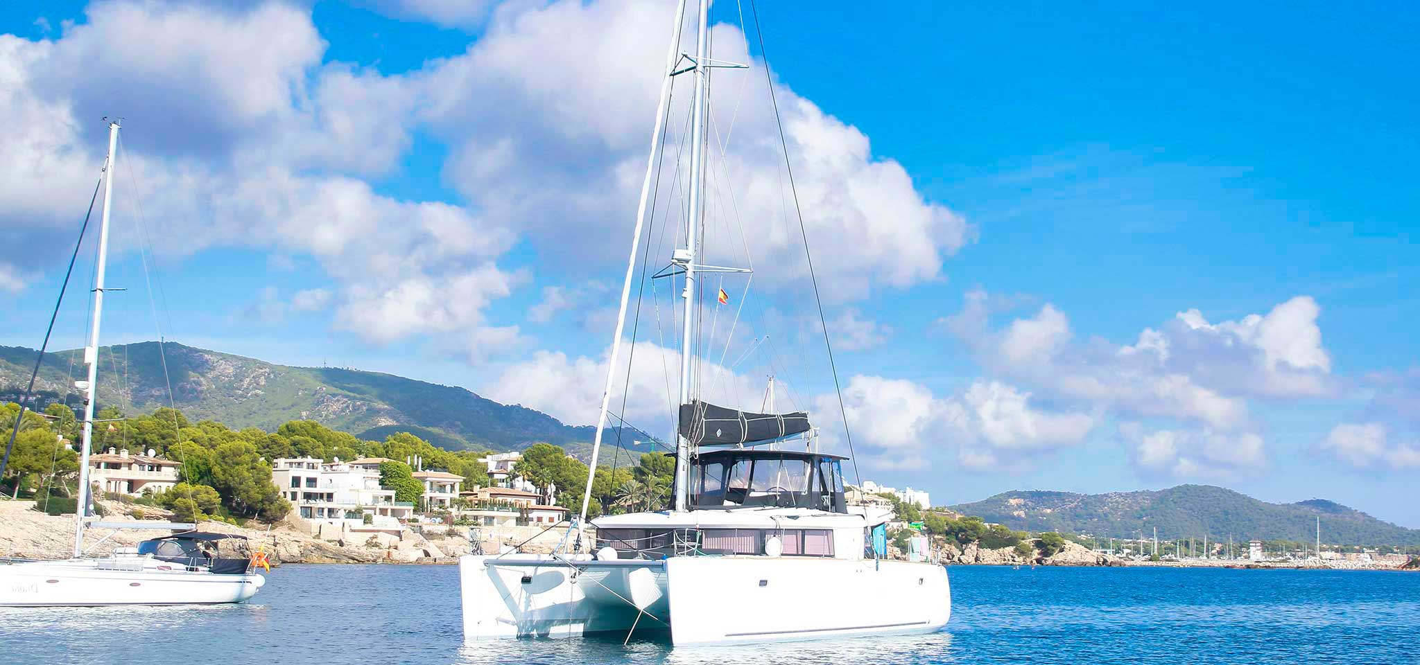Alquilar catamarán en Porto Colom verano 2026