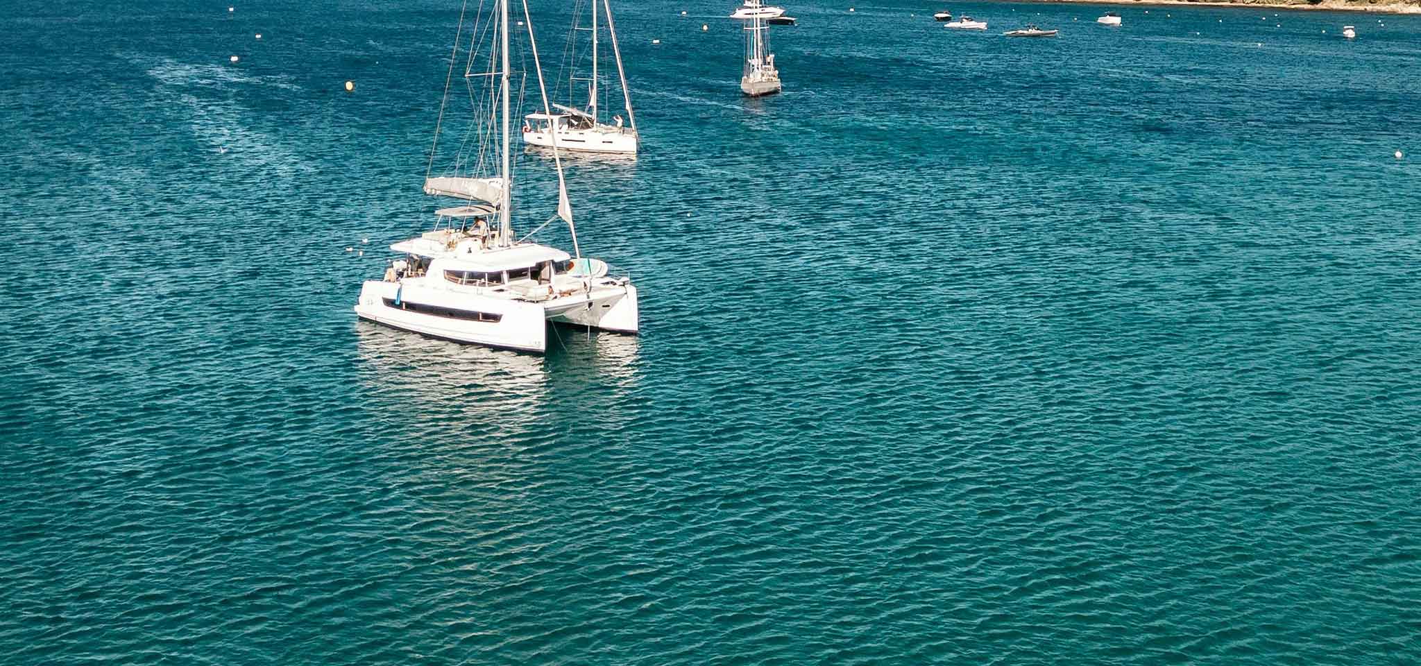 Alquilar un catamarán en Port Adriano en verano 2026